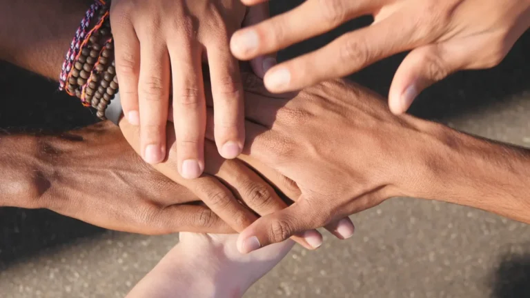 if-sozialdienste-haende-zusammenhalt-menschen-vielfalt